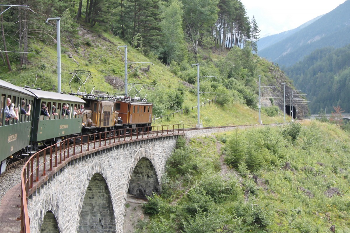 Jubilum,125 Jahre RhB.Museumslok Ge4/6 Nr.353(1914)und Ge6/6 I Nr.415(Krokodil 1929)mit einem Nostalgiezug im Landwassertal.Im Hintergrund der gleichnamige Viadukt.24.07.14  