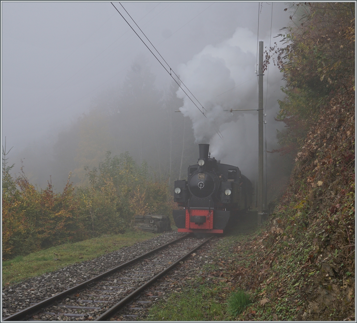 Kämpft sich durch den Nebel nach Chamby: die G 2x 2/2 105.

31. Okt. 2022