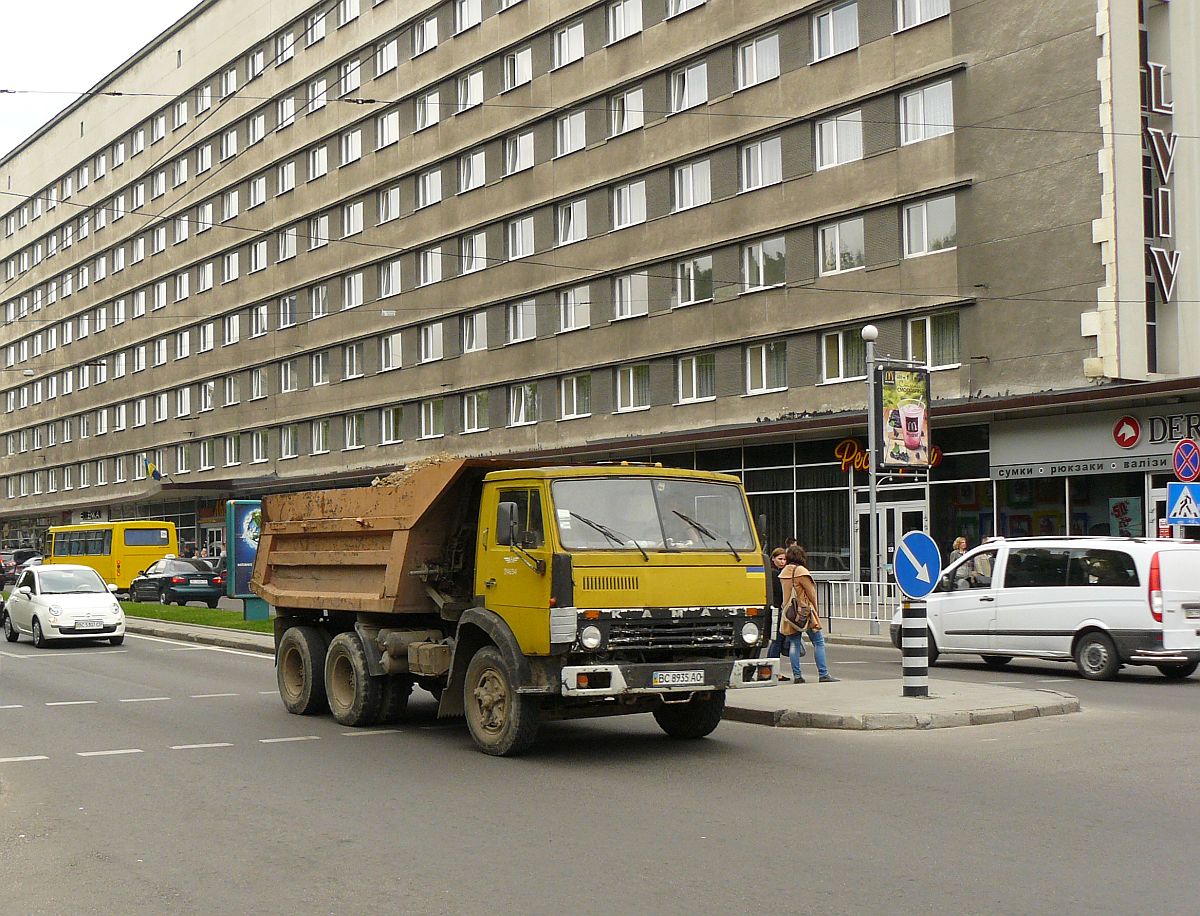 Kamaz Kipper. Prospekt Vyacheslava Chernovola, Lviv, Ukraine 08-05-2014.
Kamaz kiepwagen. Prospekt Vyacheslava Chernovola, Lviv, Oekrane 08-05-2014.