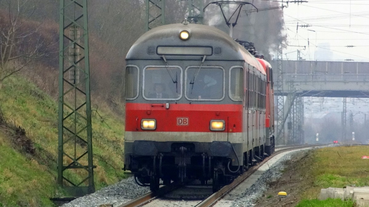 Karlsruher Kopf vorraus hei�t es bei der RB nach Kronach, die soeben in den Bahnhof Hallstadt(b. Bamberg) einf�hrt.
Aufgenommen im Dezember 2013.
