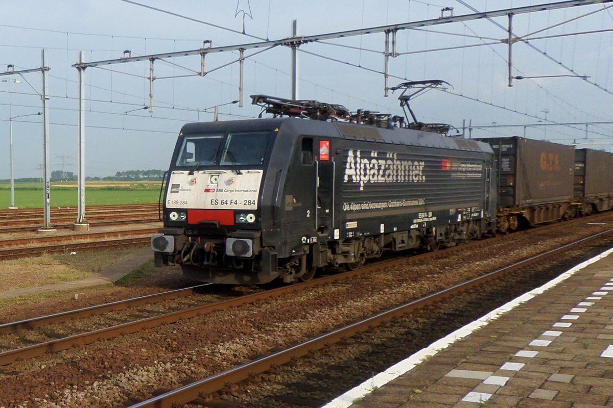 Keine Alpen, doch ein Alpenz�hmer: 189 284 durchfahrt am 20 Juli 2016 das ganz platten Lage Zwaluwe.
