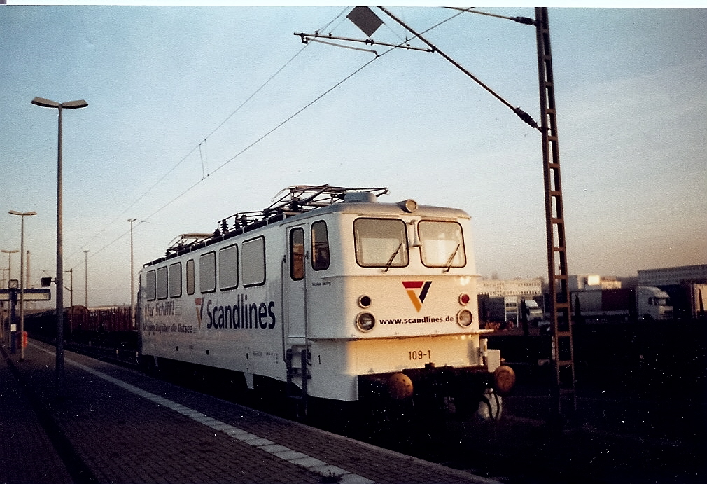 Keine Seltenheit in Mukran die Scandlines 109-1 anzutreffen.Nur am Tag zählt es schon etwas zum Glück dazu.In Berlin Lichtenberg dagegen trifft man sie bei Tageslicht an.