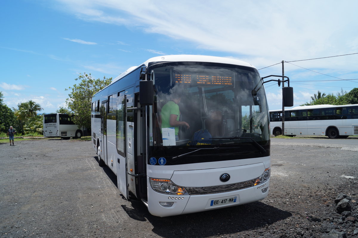 Kennzeichen: EE417MA (F)
Bustyp: Yutong
Ort: Sainte-Rose (Runion)
Land: Frankreich
Datum: 14.02.2018

Touristenbus an der Kirche Notre-Dame-des-Laves auf Runion im Indischen Ozean.