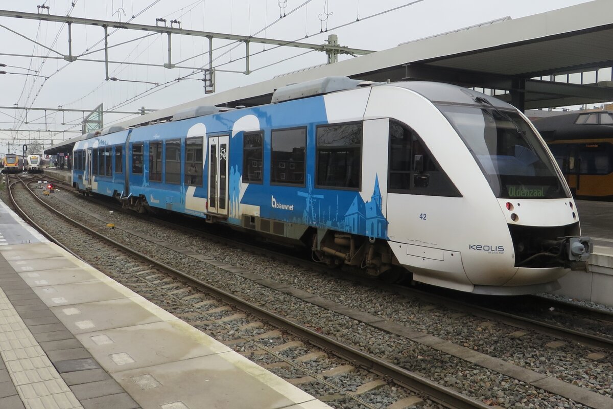 Keolis 42 steht am 17 Februar 2023 in Zutphen mit ein RB-Leistung nach Oldenzaal über Lochem und Hengelo.