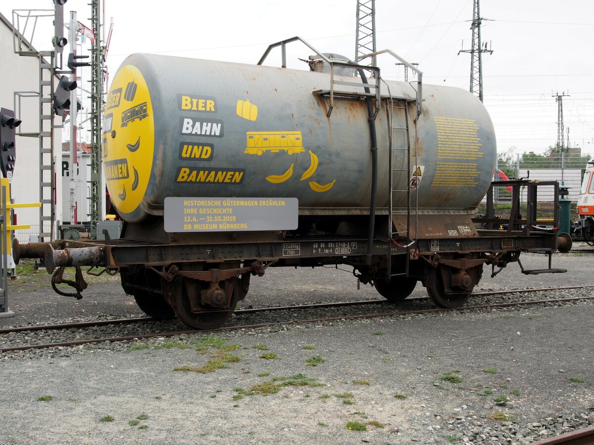 Kesselwagen 2-achsig 60 80 092 3 548-2 P mit Werbung für das Eisenbahnmuseum Nürnberg am 17.08.2019.
