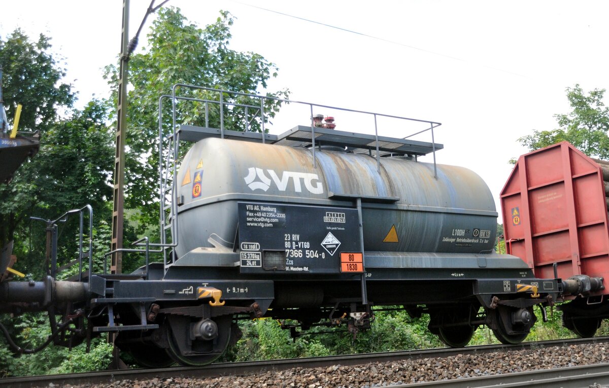 Kesselwagen der VTG mit Gefahrgut 80/1830  23 RIV 80 D-VTGD 7366 504-0 Zcs in Ulm am 01.09.2010.