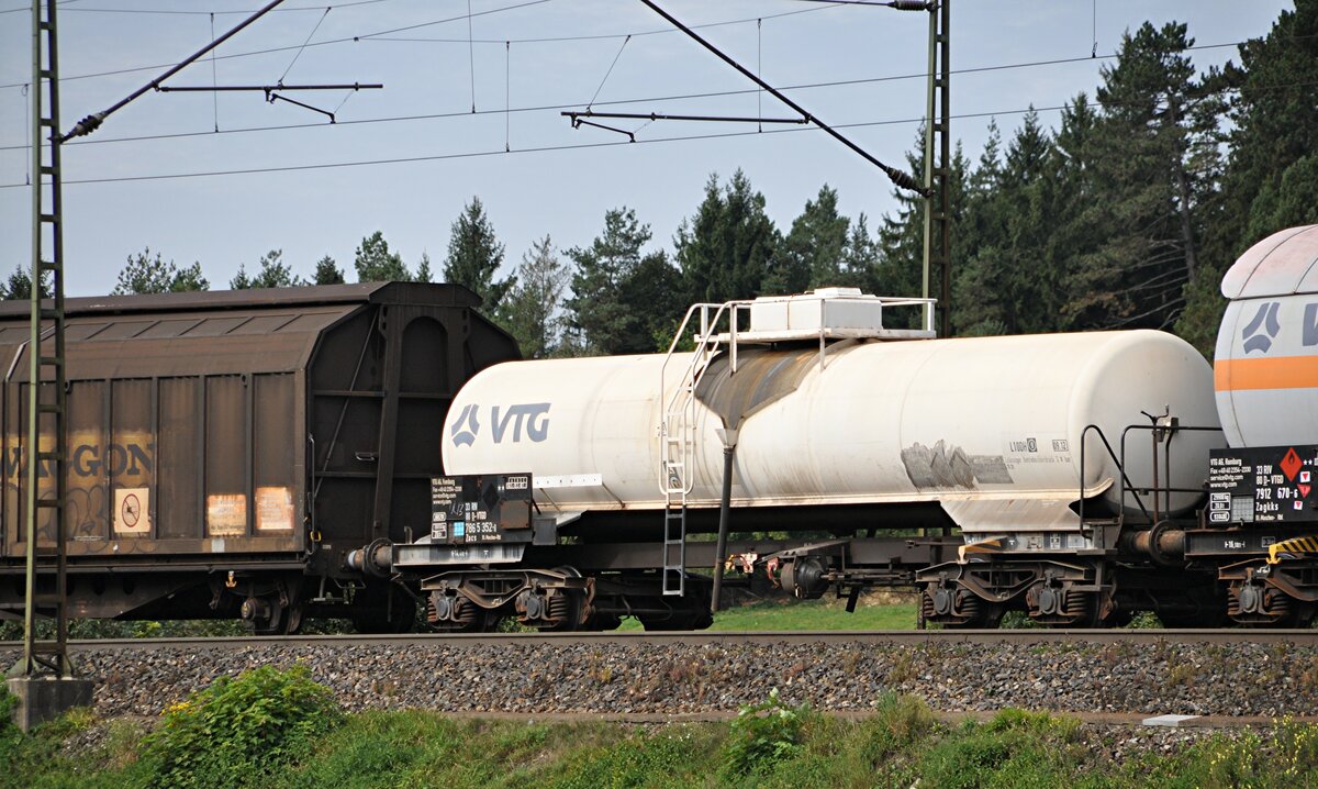 Kesselwagen VTG Zacs 33 RIV 80 D-VTGD 586 5 352-8 bei Amstetten am 20.09.2012.