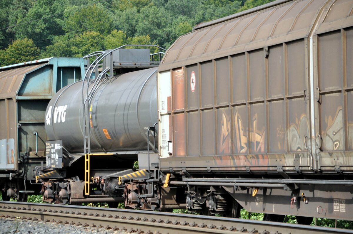 Kesselwagen VTG Zacs 786 5 352-8 bei Urspring am 20.09.2012.