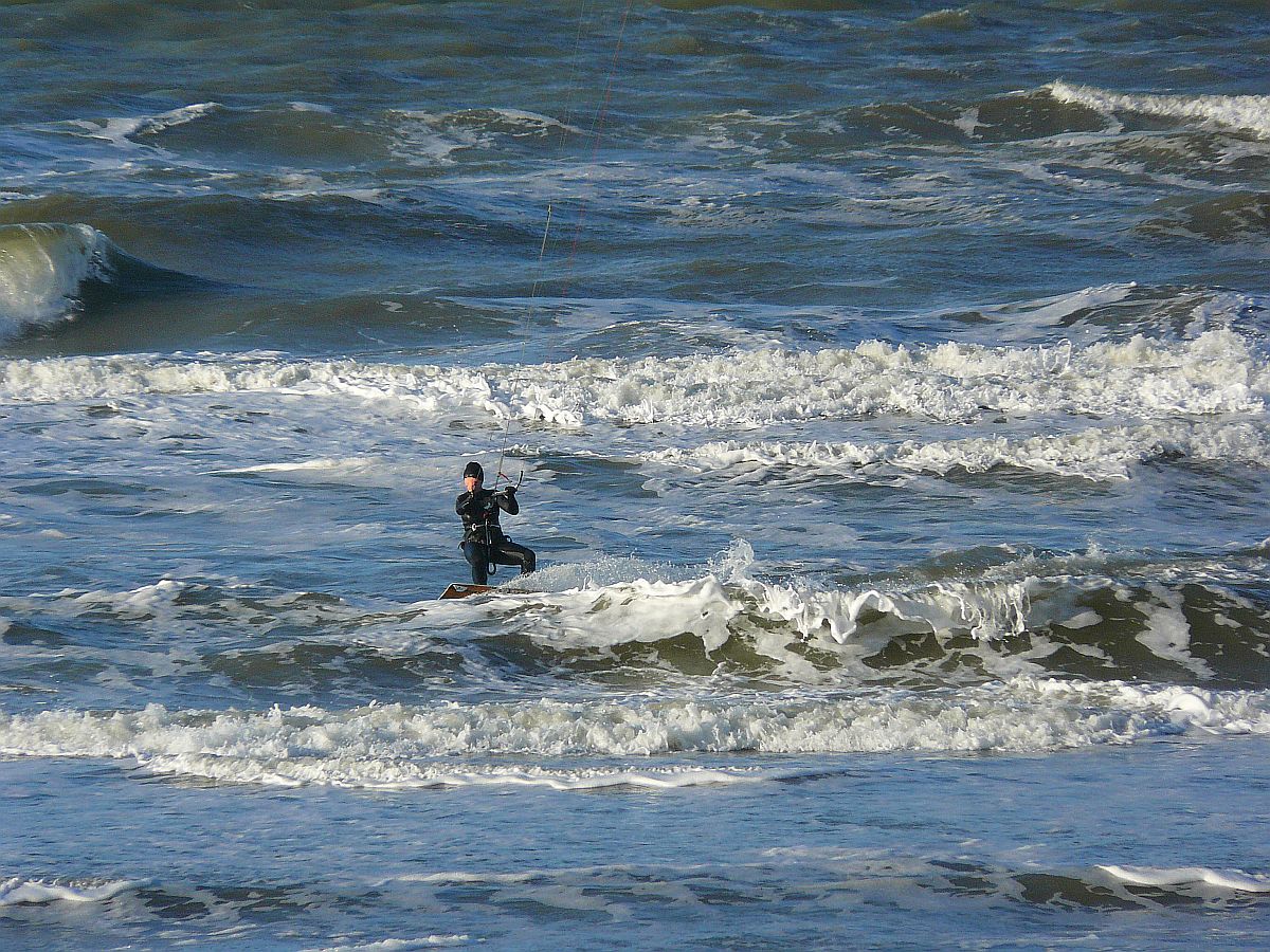 Kitesurfer, Noordwijk 29-12-2013.

Kitesurfer in zee. Noordwijk 29-12-2013.