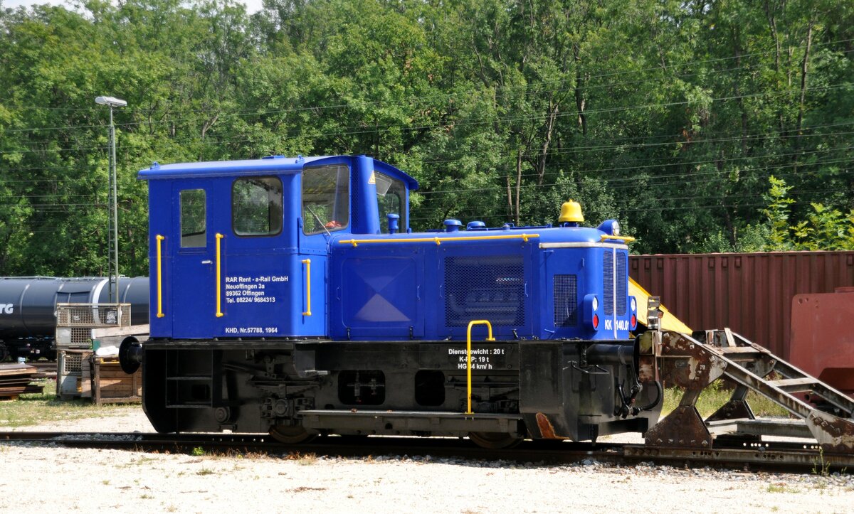 KK 140.01  KHD Nr. 57788; 1964 der RAR Rent a Rail GmbH in Offingen am 02.08.2012.

Die Lok wurde von Deutz als 140 B gebaut als Bauart B dm mi 140 PS ud einem Gewwicht von 20 t. Die H�chstgeschwindigkeit ist 34 km/h. Zum Zeitpunkt des Fotos war die Lok bei Rent a Rail Eisenbahnservice AG  in Offingen.
