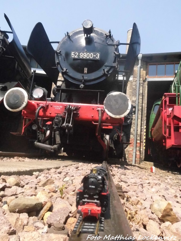 Klein Trifft Gro� - 52 2006 (H0-Modell) und 52 9900 (52 4900) im DB Museum in Halle (Saale) am 5.7.15