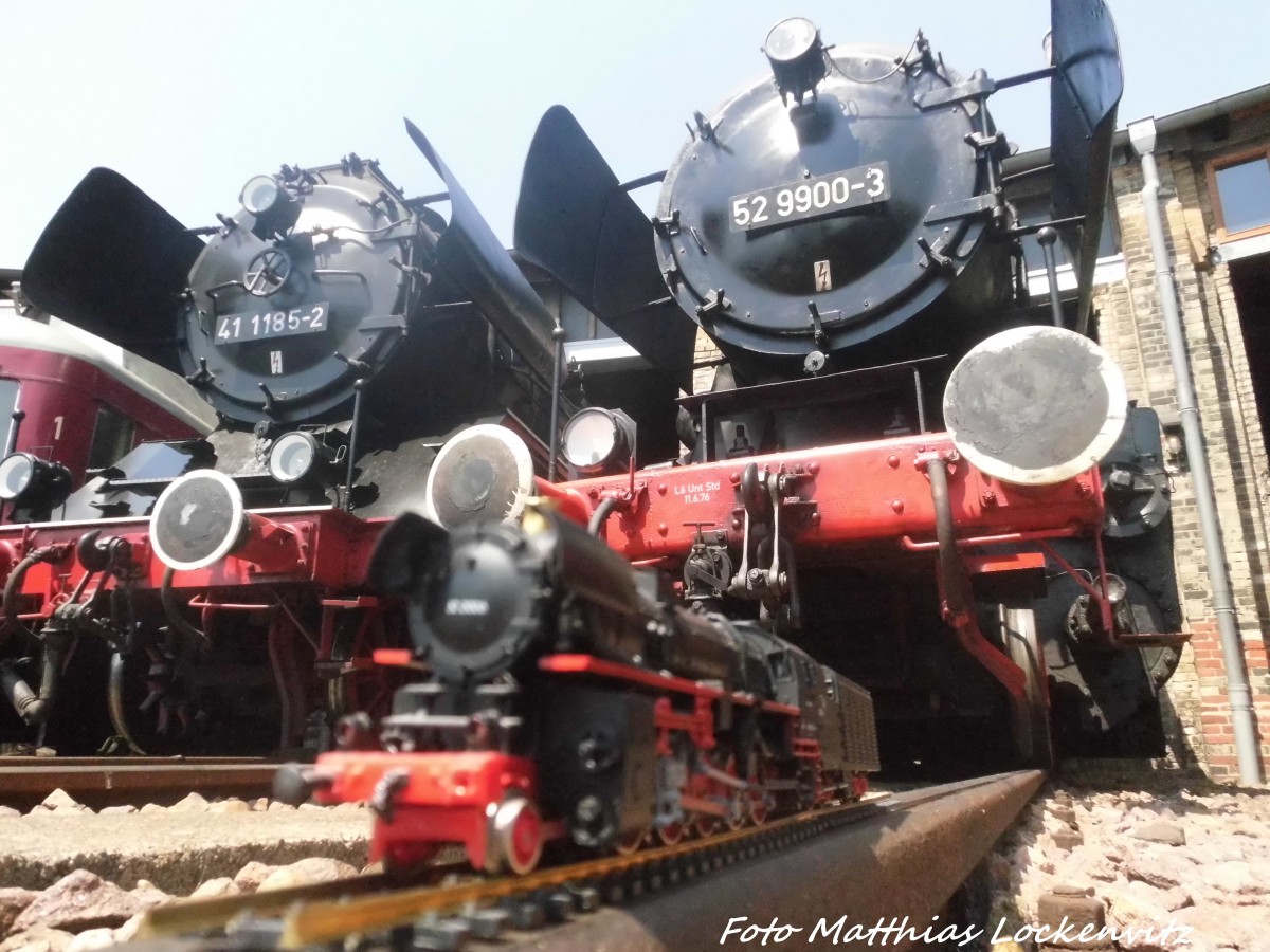 Klein Trifft Gro� - 52 2006 (H0-Modell) und 52 9900 (52 4900) und daneben die 41 1185 im DB Museum in Halle (Saale) am 5.7.15