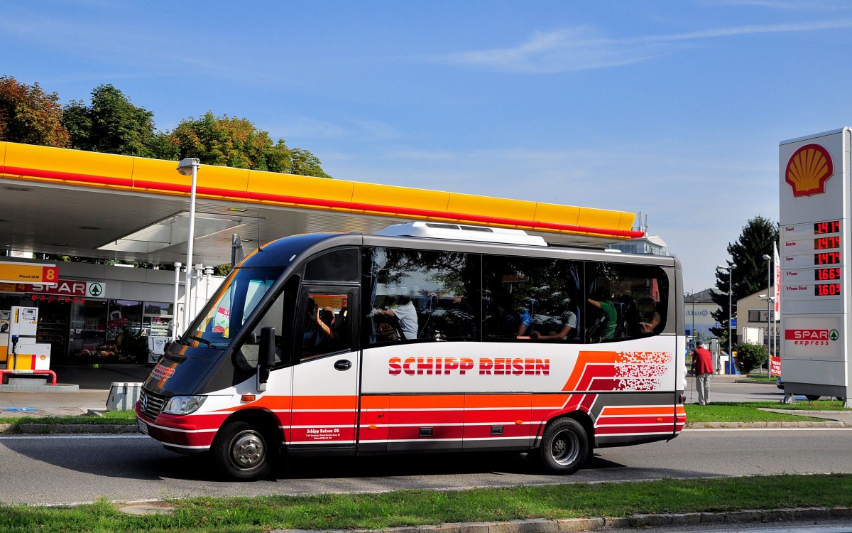 Kleinbus Mercedes Benz von SCHIPP Busreisen aus Nieder�sterreich am 30.8.2013 in Krems an der Donau unterwegs.