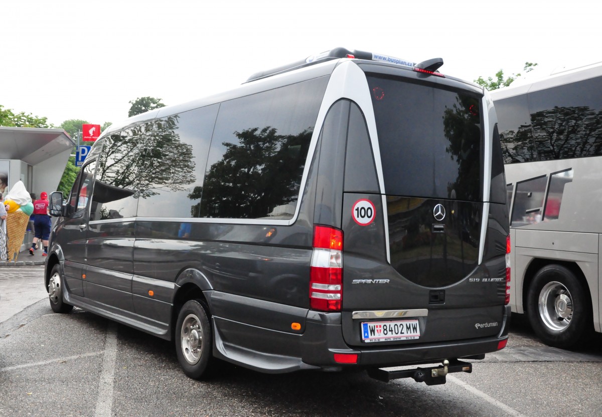 Kleinbus Mercedes Sprinter 519 Bluetec aus Wien im Juni 2015 in Krems.