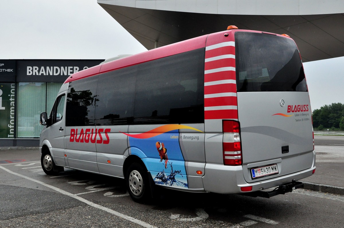 Kleinbus Mercedes Sprinter von Blaguss Reisen aus Wien am 22.5.2015 in Krems.