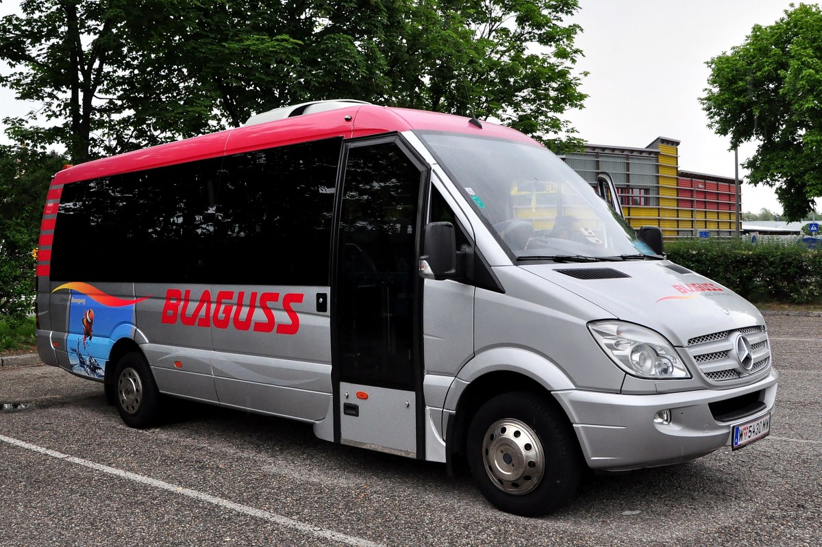 Kleinbus Mercedes Sprinter von Blaguss Reisen aus Wien am 22.5.2015 in Krems.