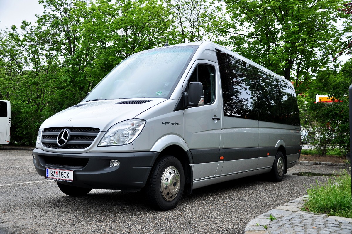 Kleinbus Merceds Benz Sprinter aus Österreich im Mai 2014 in Krems gesehen.