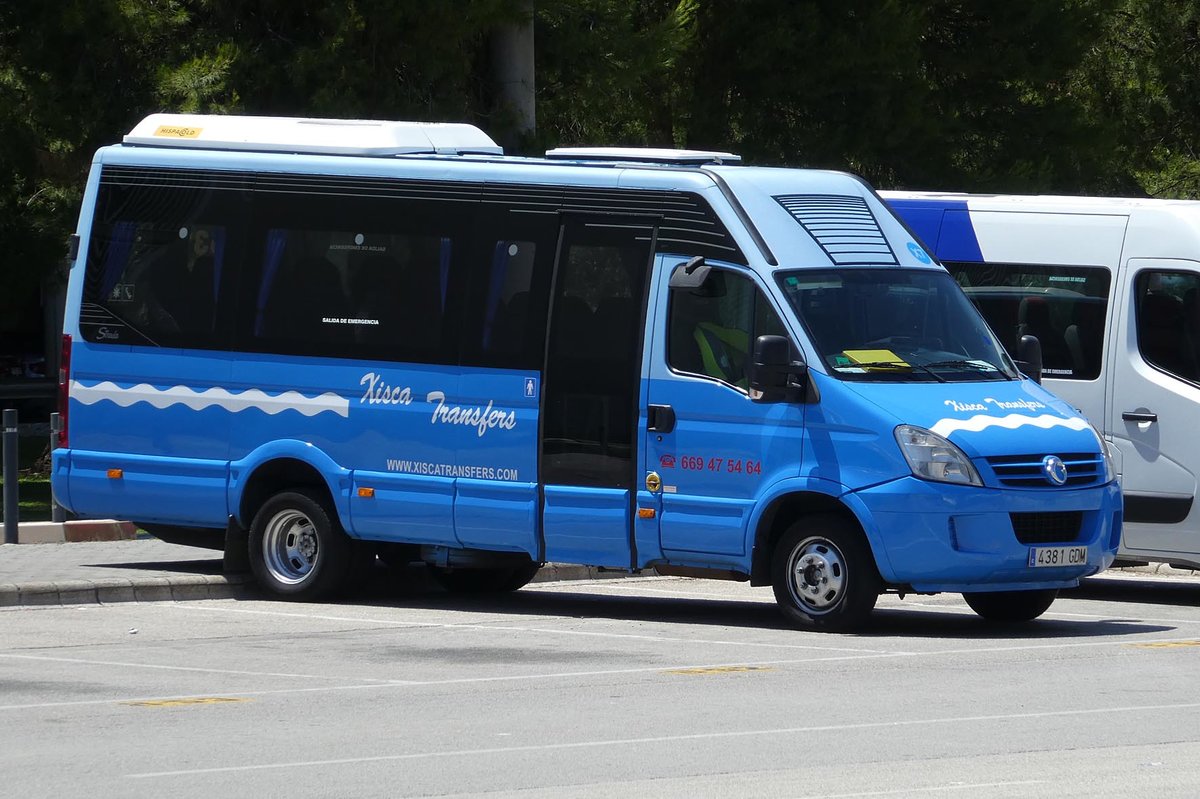 Kleinbus von  xisca  wartet auf ankommende Mallorcagste am Airport Palma, Juni 2016