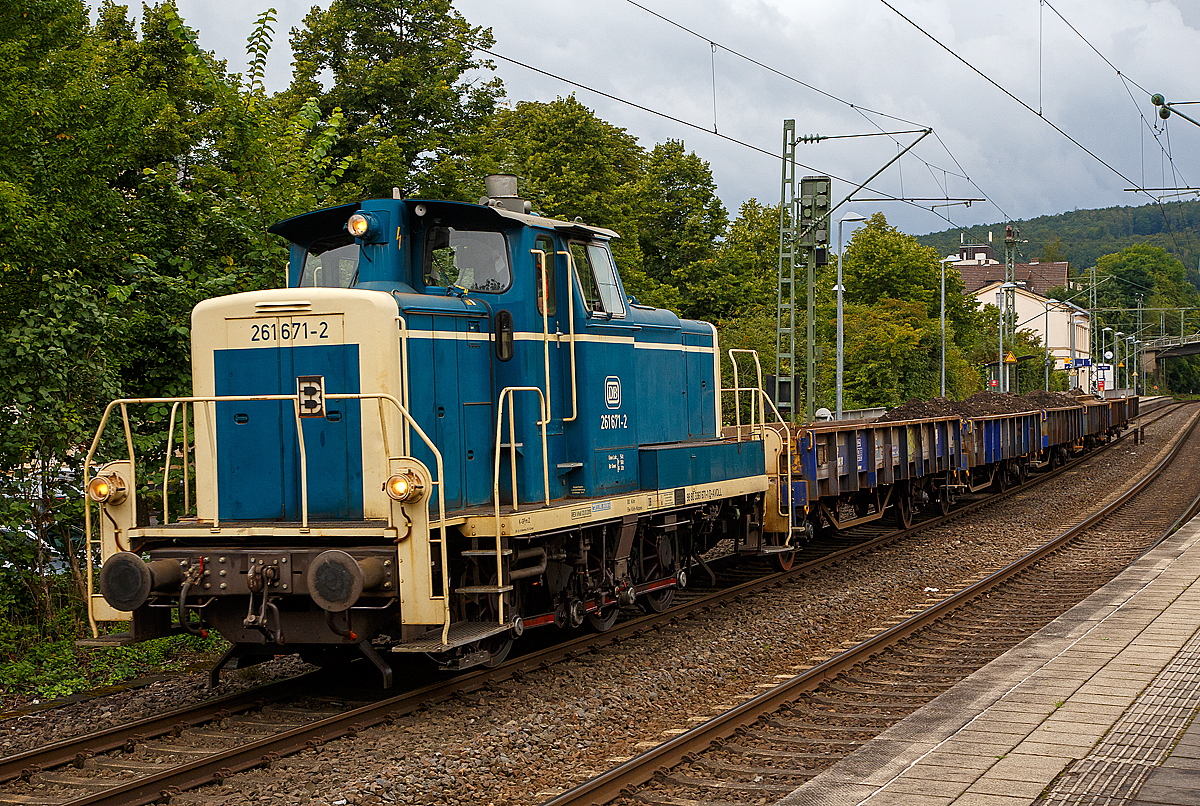 Kleine Lok ganz groß.....
Die 261 671-2 (eigentlich laut NVR-Nummer 98 80 3361 671-1 D-AVOLL) der Aggerbahn (Andreas Voll e.K., Wiehl) fährt am 27.08.2021, mit einem Altschotter bzw. Aushub beladen Flachwagen-Zug (Niederbordwagen für Schotter und Sand der Gattung Klmos 702), durch den Bf Kirchen (Sieg) nach Betzdorf (Sieg).

Die V60 wurde 1959 von MaK unter der Fabriknummer 600260 als DB V 60 671 gebaut, 1968 erfolgte die Umzeichnung in DB 261 671-2, 1984 erfolgte schon die Ausmusterung bei der DB. Die Lok wurde nicht remotorisiert und hat so noch einen originalen gedrosselten Maybach 4-Takt-12-Zylindermotors mit 48 Liter Hubraum vom Typ GTO6A mit einer Leistung von 478 kW (650 PS) bei 1.400 U/min (ungedrosselt 588 kW bzw. 800 PS).

Die dieselhydraulische Lokomotive ist für den leichten und mittleren Rangierdienst sowie den Übergabezugdienst und bei Doppeltraktion auch für den schweren Rangierdienst vorgesehen. Sie hat ein hydraulisches Getriebe und Stangenantrieb. Bei der Konstruktion wurde Wert auf gute Zugänglichkeit und leichte Tauschbarkeit aller dem Verschleiß ausgesetzten Teile gelegt. Alle Großteile wie Motor, Getriebe, Kühlanlage, Luftpresser und elektrische Hilfsmaschinen können jeweils für sich allein ein- und ausgebaut werden.

In den 50er Jahren schlossen sich 8 Firmen in der Arbeitsgemeinschaft  Agm V 60  mit dem DB-Zentralamt München zusammen, es wurden insgesamt 942 Loks gebaut. Dabei gab es zwei unterschiedlich schweren Ausführungen: 623 Loks mit 48 t Dienstgewicht (BR 260/360) und als schwerere Variante 319 Loks mit verstärkten Rahmen- und Stirnwandblechen mit 54 t Dienstgewicht (BR 261/361), diese Lok ist eine der schweren Ausführung.

Bezeichnet wurden die Loks anfangs alle als V60, wobei nicht auf eine Unterscheidung zwischen leichter und schwerer Ausführung geachtet wurde. Mit Einführung des EDV-Nummernschemas bei der DB im Jahr 1968 wurden die leichten Loks als BR 260 eingereiht, die schwere Ausführung erhielt die BR 261.

Die V 60 ist eine Starrrahmenlok, Achsanordnung C, mit seitenverschieblicher Mittelachse, wobei die Achsen mittels Kuppelstangen von einer Blindwelle angetrieben werden.

Diese Lok hat einen gedrosselten Maybach 4-Takt-12-Zylindermotors mit 48 Liter Hubraum vom Typ GTO6A mit einer Leistung von 478 kW (650 PS) bei 1.400 U/min (ungedrosselt 588 kW bzw. 800 PS). Die Leistung des Dieselmotors wird über eine Schwingmetallkupplung und eine Gelenkwelle auf das hydrodynamische Voith-Getriebe L27zuB übertragen. Das Voith-Getriebe ist mit einem mechanischen Stufen- und Wendegetriebe zu einem Block zusammengeflanscht. Die Kraftübertragung erfolgt über eine zwischen dem 2. und 3. Radsatz liegenden Blindwelle, Blindwellenkurbeln an den beiden Blindwellenenden und Kuppelstangen auf die Räder der Lok.

Technische Daten:
Achsanordnung: C
Länge über Puffer: 10.450 mm
Gesamtachsabstand: 4.400 mm
Raddurchmesser: 1.250 mm (neu) / 1.180 mm (abgenutzt)
Höchstgeschwindigkeit im Streckengang: 60 km/h
Höchstgeschwindigkeit im Rangiergang: 30 km/h
Nennleistung: gedrosselt auf 478 kW (650 PS) bei 1.400 U/min 
Anfahrzugkraft: 117,6 kN
Gewicht: 54,0 t
Kraftübertragung: hydraulisch
Antriebsart: Blindwelle-Stangen
Kleinster befahrbarer Krümmungsradius: 100m

Übersicht der Baureihen-Bezeichnung (V60):
BR V 60 ursprüngliche Bezeichnung ab Ablieferung bis 1.1.68

BR 260 leichte Ausführung bis Okt. 1987
BR 261 schwere Ausführung bis Okt. 1987

BR 360 leichte Ausführung
BR 361 schwere Ausführung

BR 362 modernisierte leichte Ausführung mit Funk und neuen CAT 3412E DI-TTA Motor
BR 363 modernisierte schwere Ausführung mit Funk und neuen CAT 3412E DI-TTA Motor

BR 364 leichte Ausführung mit Funkfernsteuerung
BR 365 schwere Ausführung mit Funkfernsteuerung