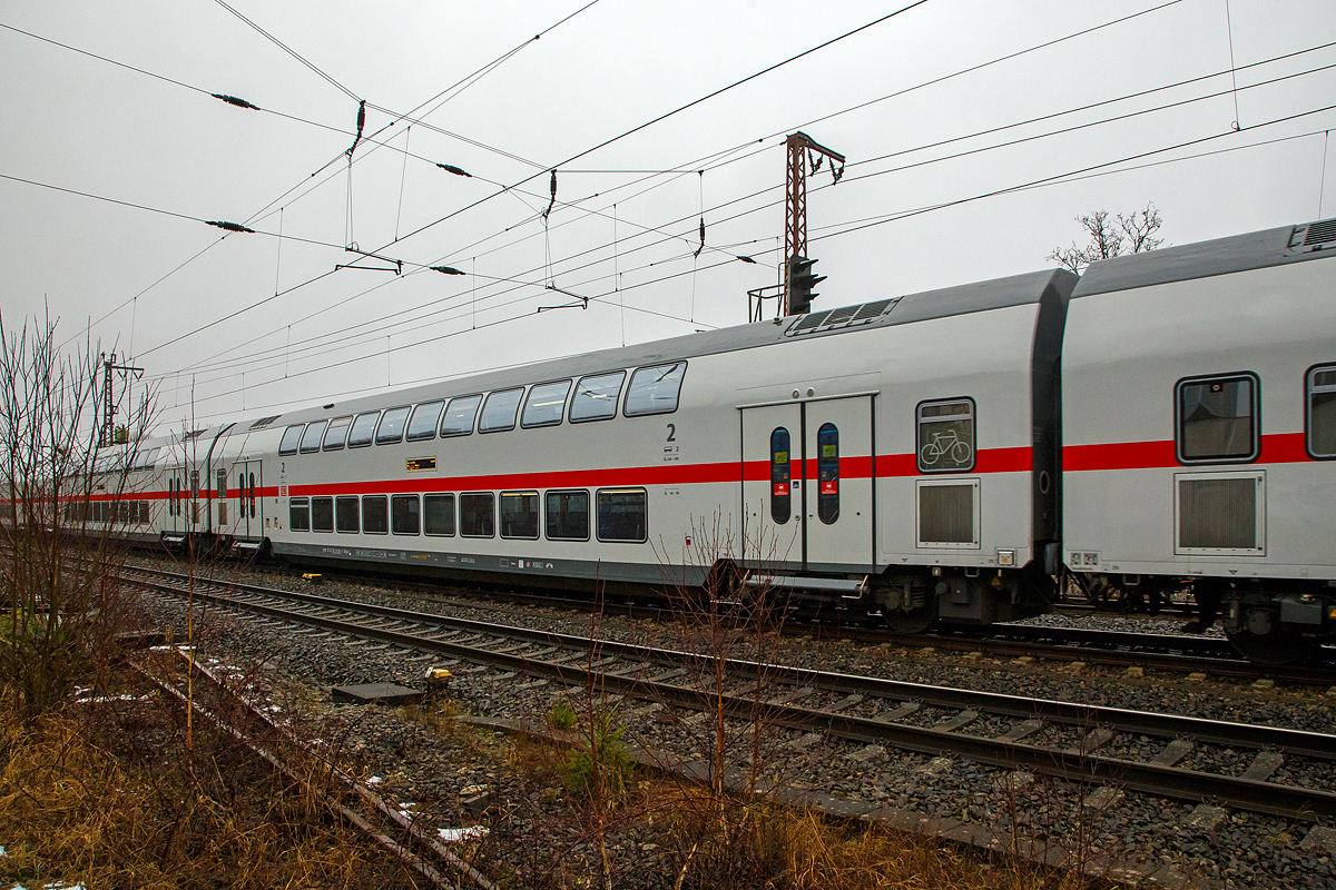 Klimatisierter 2. Klasse IC2-Doppelstock- Reisezugwagen (Twindexx Vario, Mittelwagen), D-DB 50 80 26-81 581-3 DBpza 682.4 der DB Fernverkehr AG, am 12.12.2021 am Zugschluss des IC 2228 (Wagen 2), der IC 2 Zuggarnitur 4890, bei einer Zugdurchfahrt in Ruderdorf (Kr. Siegen). 

Der Wagen wurde 2018 von Bombardier Görlitz gebaut.

TECHNISCHE DATEN: 
Gattung/Bauart: DBpza 682.4
Spurweite: 1.435 mm
Länge über Puffer: 26.800 mm
Wagenkastenlänge: 26 400 mm
Wagenkastenbreite: 2.784 mm
Höhe über Schienenoberkante: 4.632 mm
Drehzapfenabstand: 20.000 mm
Achsstand im Drehgestell: 2 500 mm
Drehgestellbauart:  Görlitz IX
Leergewicht:  54 t
Höchstgeschwindigkeit: 160 km/h (optional 189 km/h)
Sitzplätze: 113 in der 2. Klasse
Toiletten: 2, geschlossenes System
Einstieg: Hoch

DB Fernverkehr setzt seit dem 12. Dezember 2015 aus Doppelstockwagen gebildete Intercity-Züge unter der Bezeichnung Intercity 2 (IC2) ein. Eine Zugeinheit besteht aus je vier Doppelstock-Mittelwagen, einem Doppelstock-Steuerwagen und einer auf 160 km/h ausgelegten Lokomotive Bombardier TRAXX P160 AC2 (DB 146.5) oder TRAXX P160 AC3 (DB 147.5). Die Doppelstock-Wagen sind für eine Höchstgeschwindigkeit von 189 km/h vorgesehen, doch werden die Züge wegen der dazu erforderlichen gesonderten Zulassungsprozedur (mit noch zu bestellenden Lokomotiven der Baureihe Bombardier TRAXX P189 AC) auf längere Sicht nur für eine Geschwindigkeit von 160 km/h zugelassen sein.

Durch die Beschaffung der Doppelstock-Intercitys sollten vordringlich Fahrzeugkapazitäten geschaffen werden, um die Fahrzeugreserve des DB-Fernverkehrs zu vergrößern. 

Die Züge verfügen über 468 Sitzplätze, davon 70 in der ersten Klasse. Ein Bistro oder Restaurant ist nicht vorhanden, stattdessen erfolgt auf einzelnen Streckenabschnitten eine Bewirtung am Platz. Unter dem Namen IC Café-Team bieten Mitarbeiter von LSG Sky Chefs den Reisenden Kalt- und Heißgetränke, Snacks sowie Backwaren an. Die Züge verfügen unter anderem über Handyverstärker und eine fahrzeuggebundene Rollstuhlrampe. Eine Intercity-2-Garnitur besteht aus einem Steuerwagen mit Plätzen der zweiten Klasse, drei Wagen zweiter und einem erster Klasse, der mit der Lokomotive gekuppelt wird. Bei den Mittelwagen befinden sich die Türen über den Drehgestellen (sogenannter Hochflureinstieg), sodass sowohl Unter- als auch Oberstock nur durch Treppen erreichbar sind. Der Unterstock der Steuerwagen ist durch Niederflureinstiege zwischen den Drehgestellen barrierefrei erreichbar und mit Rollstuhl- sowie Fahrradstellplätzen und einer barrierefreien Toilette ausgestattet. Der Oberstock ist nicht barrierefrei und wird im Steuerwagen über zwei Treppen erreicht.