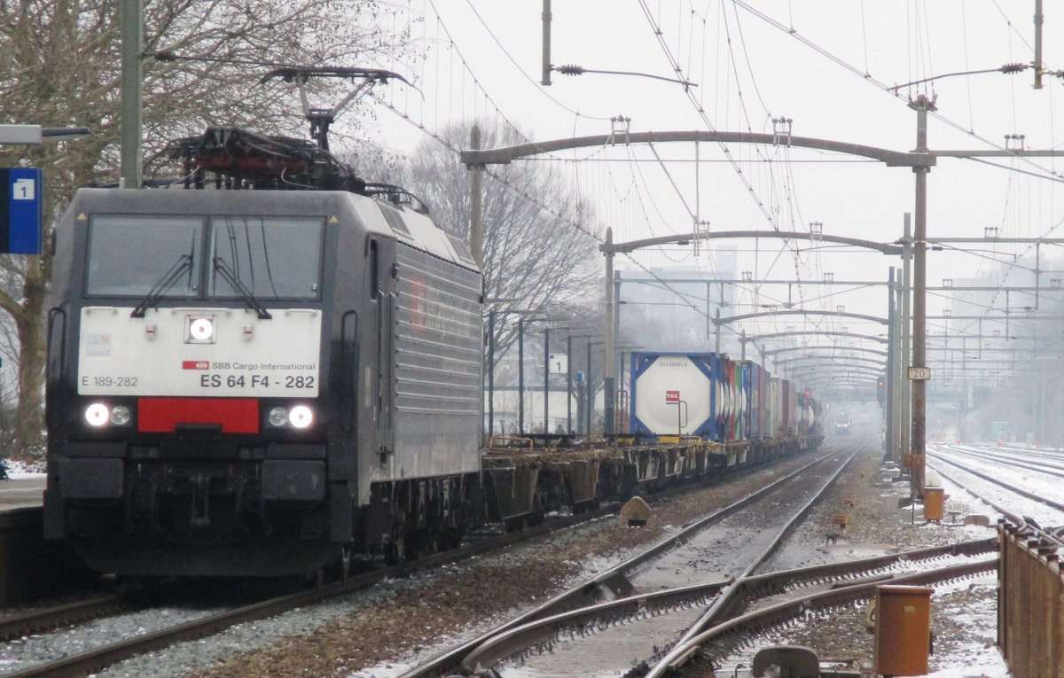 KLV mit 189 282 wartet in Tilburg-Universiteit auf die Weiterfahrt  am 24 J�nner 2019. Etwa 200m vor dieser KLV stand ein IC-Zug mit ein technischer St�rung.