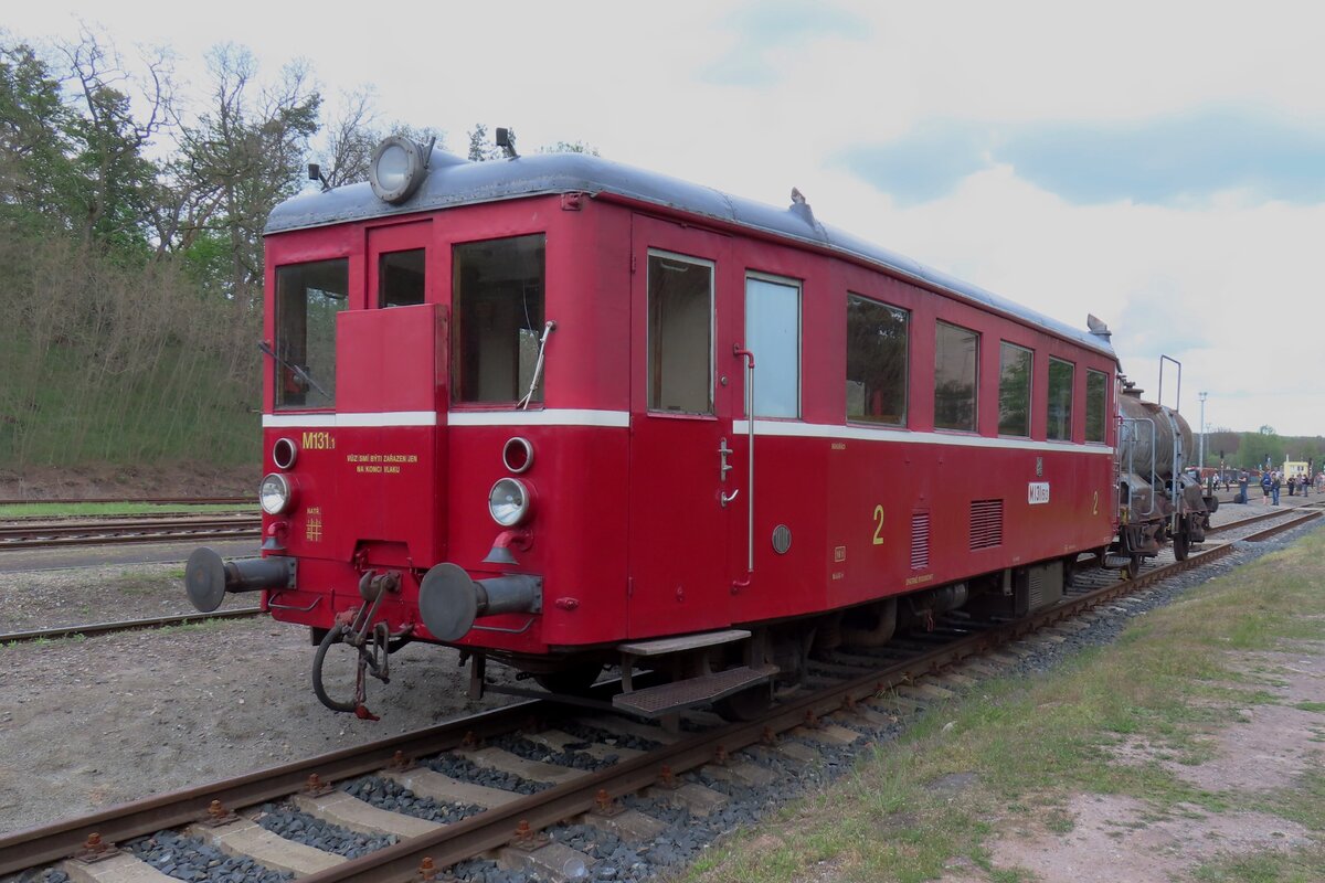 KmP (Kesselwagenzug mit Personenverkehr)? PmK (Personenzug mit Kesselwagenverkehr?). In jeden Fall schleppt Hurvinek M131-1513 ein Kesselwagen durch Luzna u Rakovnika als Witz während das Dampfwochenende, 11 Mai 2024.