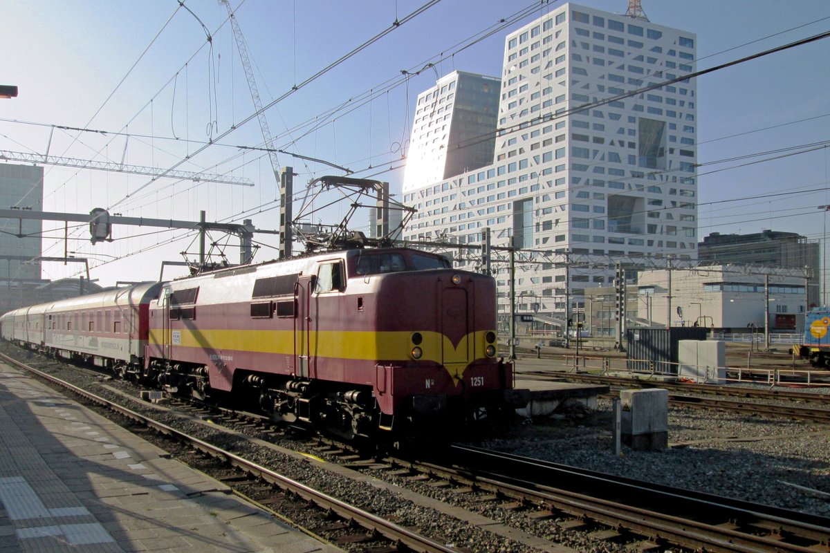 Knall ins Gegenlicht verlsst EETC 1251 mit deren nachtzug am 9 Mrz  2014 Utrecht Centraal.