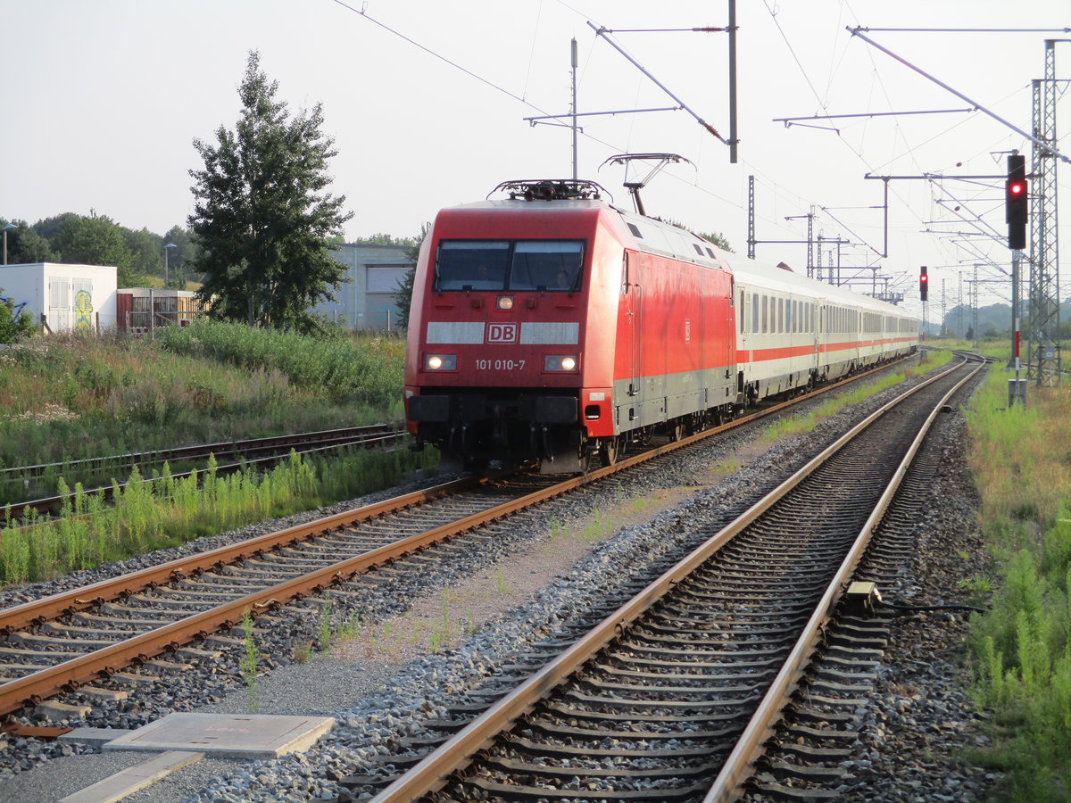 Knapp 50km brauchte 101 010,den IC Berlin Südkreuz-Binz,am 08.August 2020,im Abschnitt Stralsund-Binz,ziehen.Aufnahme,bei der Einfahrt,in Bergen/Rügen.