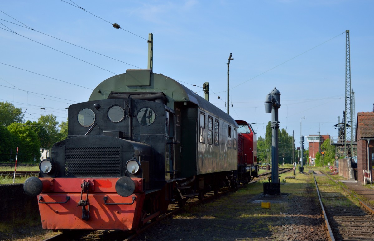 Kö 1002, Wagen und V122 am morgen des 14.05.2015. Noch war Ruhe, aber ab um 10:00 Uhr ging der Trubel der Bahnwelttage los.

