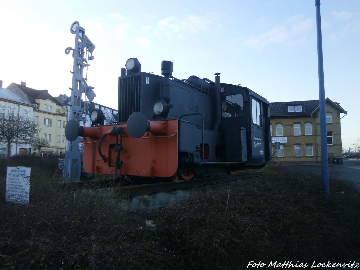 K� 4751 Rbd Halle/Saale Bw Bitterfeld auf dem Bahnhofsvorplatz ausgestellt am 28.2.15