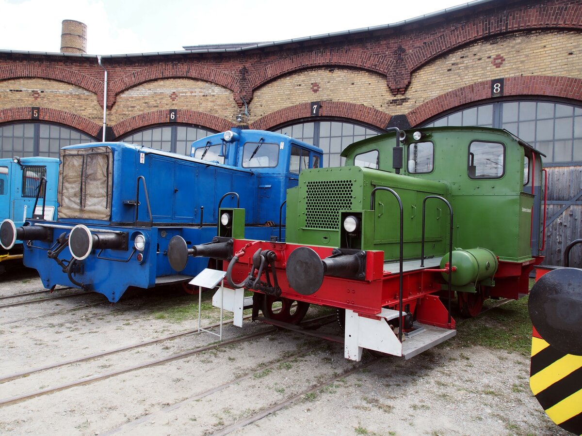 Kö CDL 28 (die grüne Lok) von Schöma, Diepholz Fabrik Nr.1883, Baujahr 1956, Achsfolge B; LüP 5800 mm, Eigengewicht 7,0 to, Vmax 20 km/h, Leistung 28 PS / 20 kW; Kraftübertragung mechanisch; im Bw Dresden Altstadt bei 7. Dampfloktreffen am 17.04.2015.
