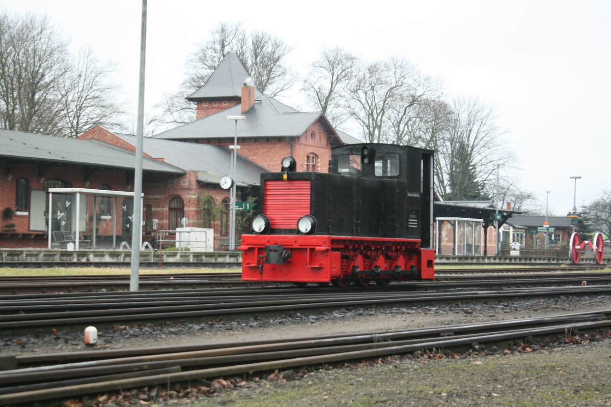 K�f 6003 beim Rangieren im Bahnhof Putbus am 15.12.20