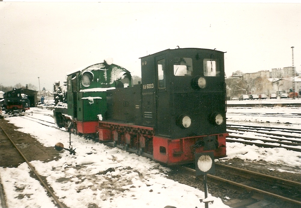 Kf6003 beim Rangieren im winterlichen Putbus. 