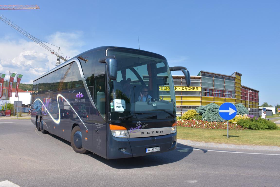  K�niglich  ausgestatteter Setra 416 HDH von K�NIG Reisen aus der BRD in Krems.