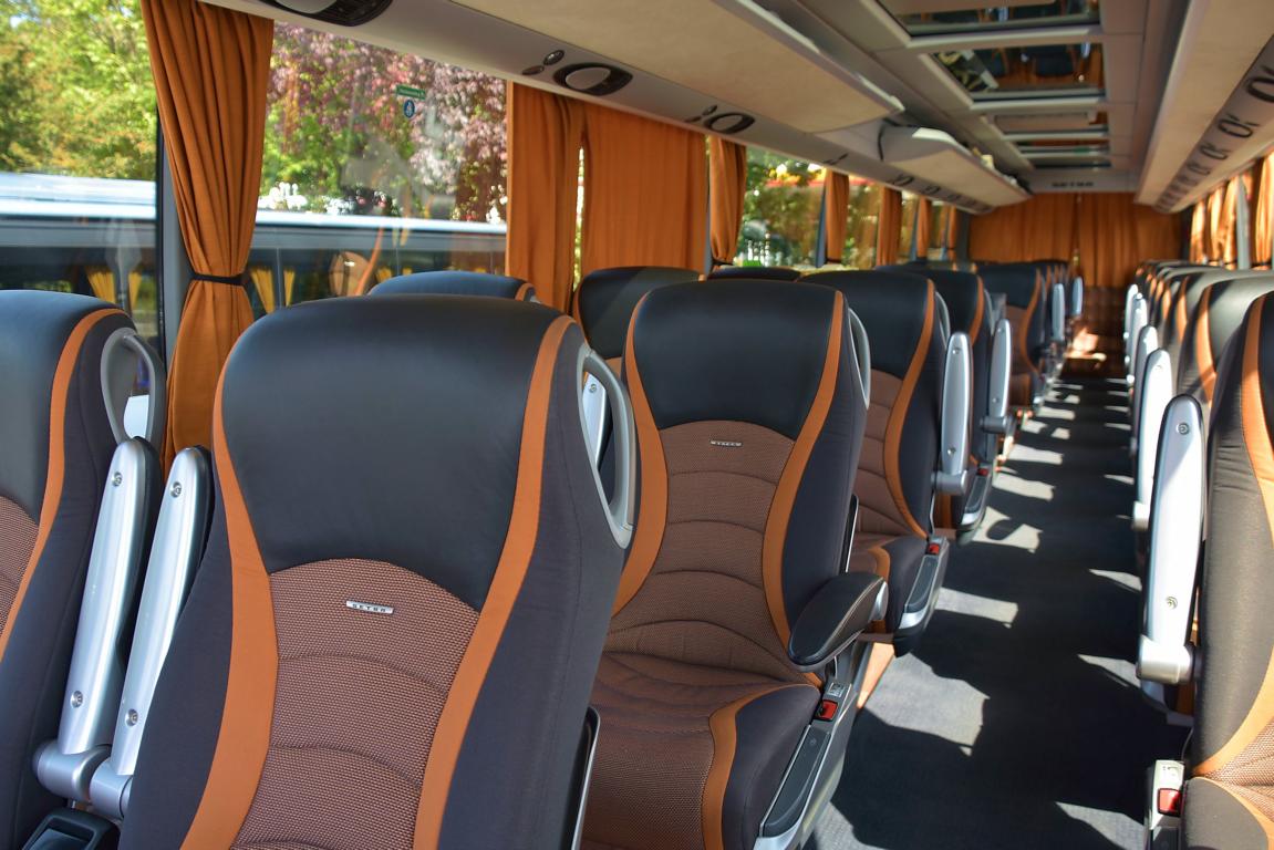  K�niglich  ausgestatteter Setra 416 HDH mit nur 3 Sitzreihen f�r mehr  Beinfreiheit  von K�NIG Reisen aus der BRD in Krems.