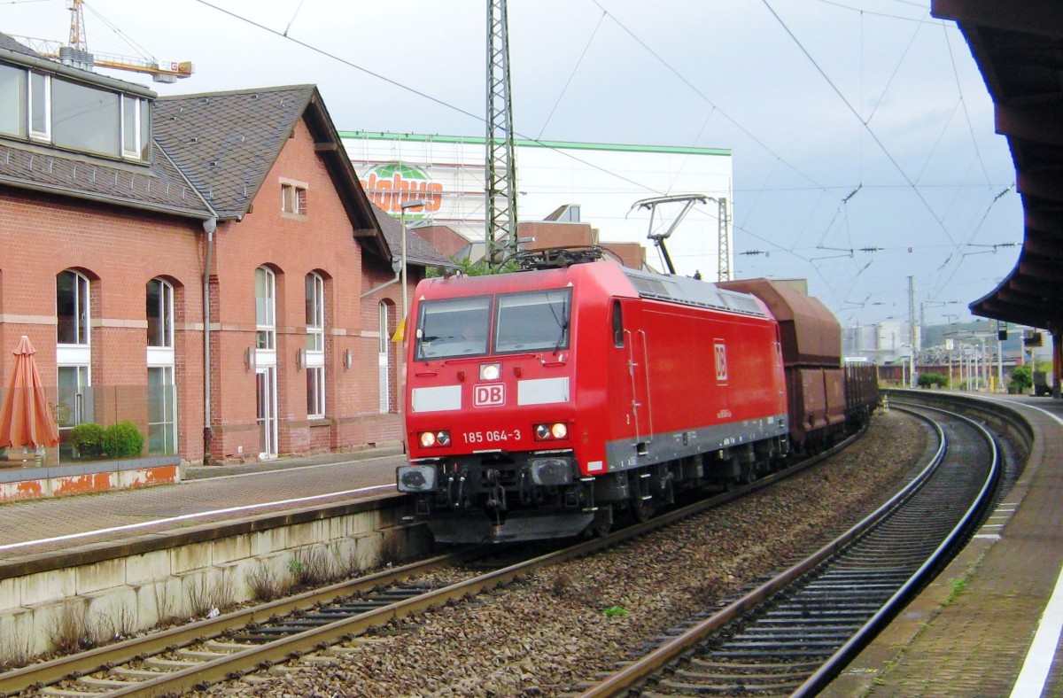 Kohlezug mit 185 064 durchfahrt V�lklingen am 16 September 2011.
