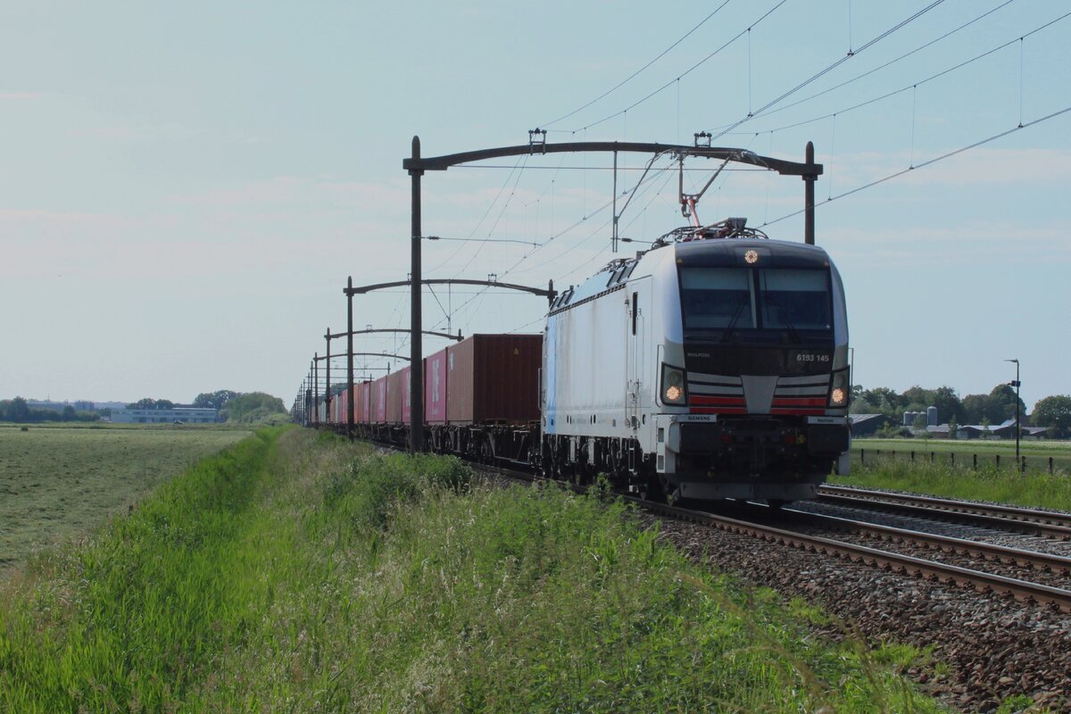 KRE 193 145 zieht am 5 Juni 2024 ein Containerzug durch Hulten und wirds vom offenbarer Weg fotografiert.