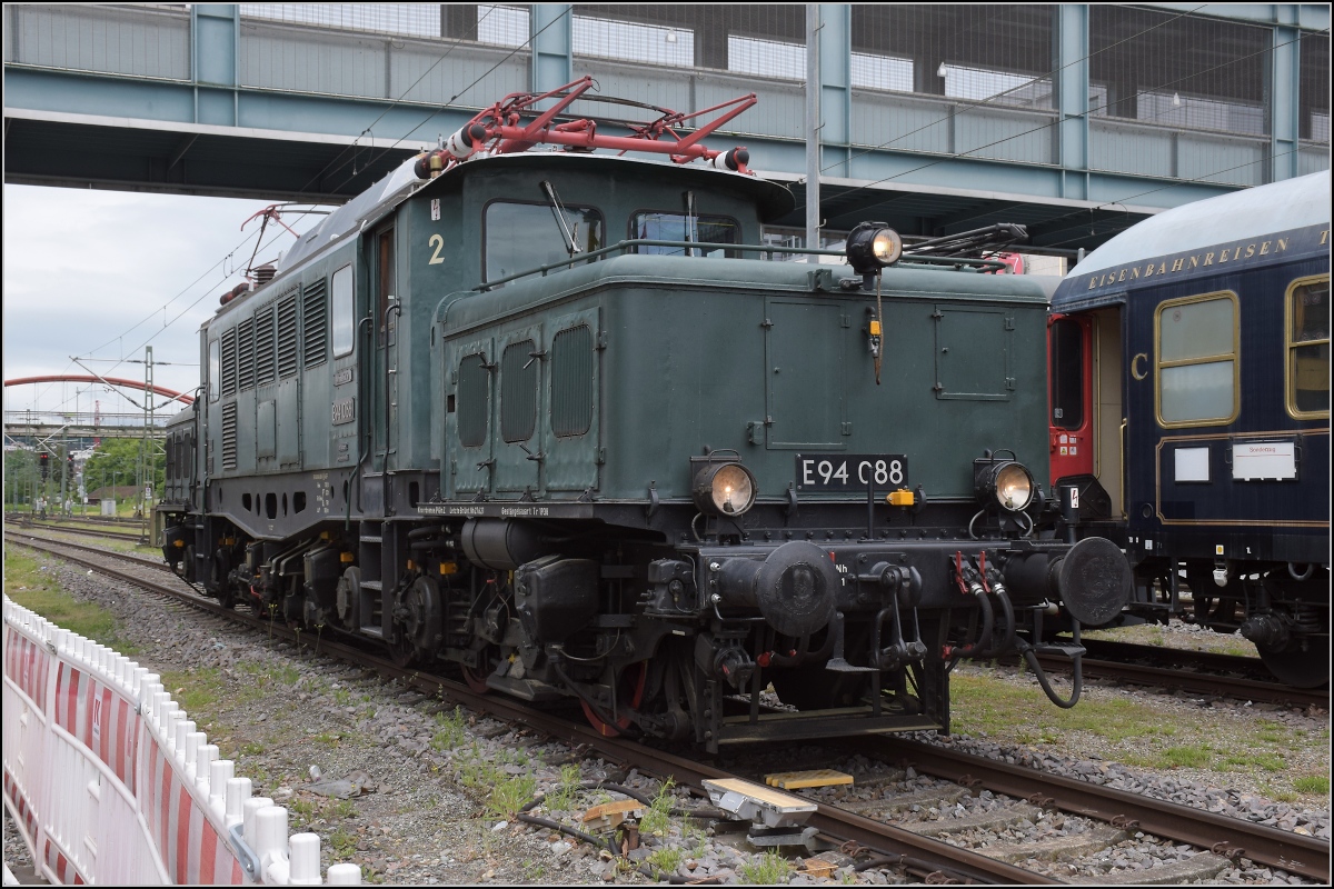 Krokodilalarm am See.

194 088 brachte zwei Schnellzugwagen in die Schweiz. bergabe war in Konstanz. Mai 2022. 