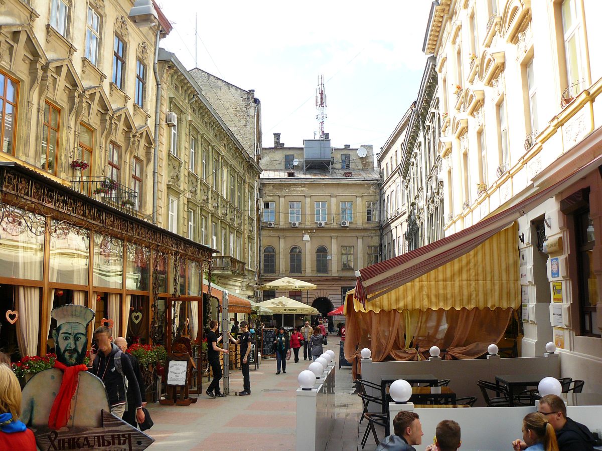 Kryva Lypa Passage, Lviv, Ukraine 28-05-2015.

Kryva Lypa Passage, Lviv, Oekrane 28-05-2015.