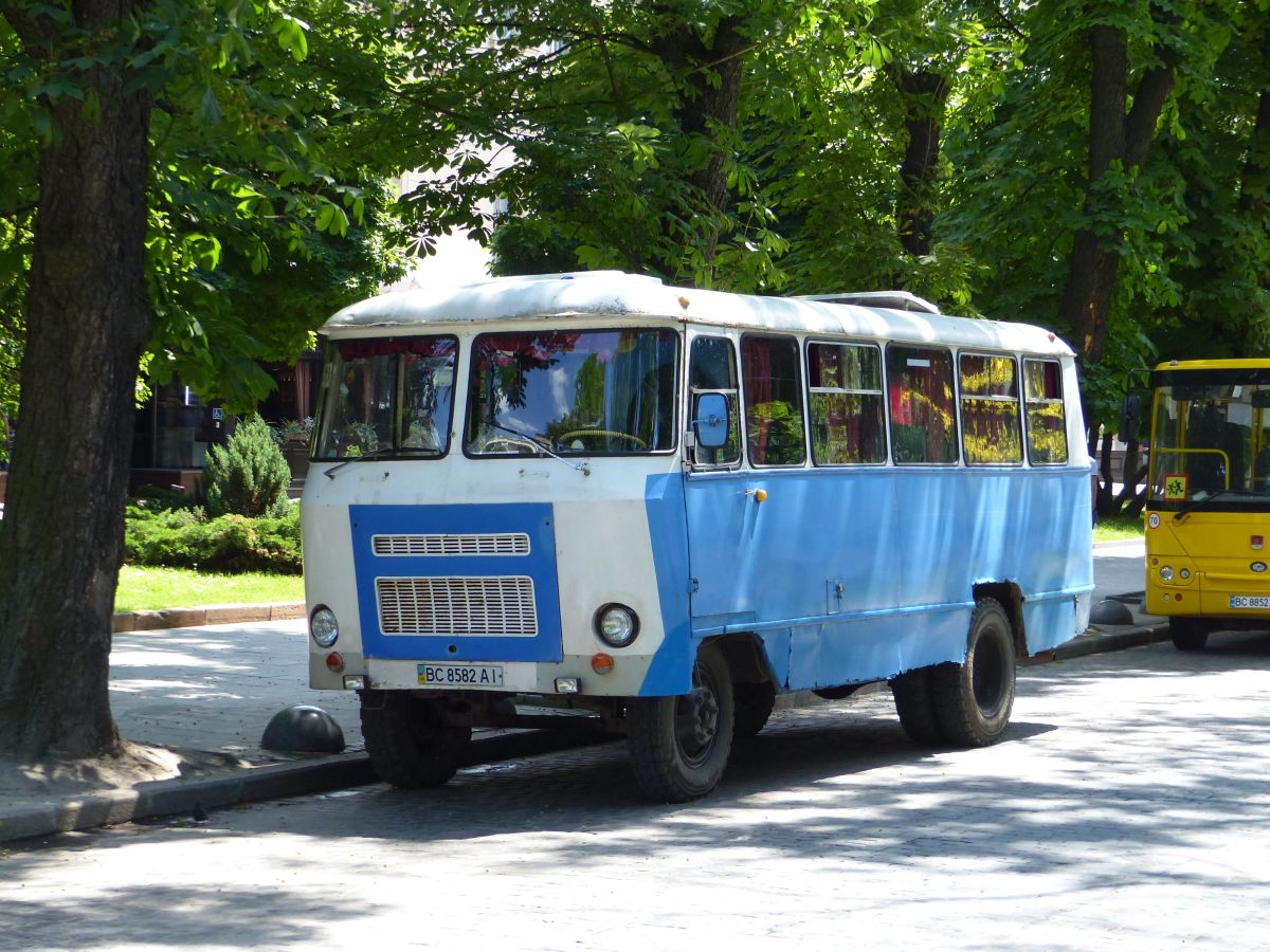 Kuban G1A1-02 Bus Prospekt Svobody, Lviv, Ukraine 27-05-2018. 

Kuban G1A1-02 bus Prospekt Svobody, Lviv, Oekrane 27-05-2018.