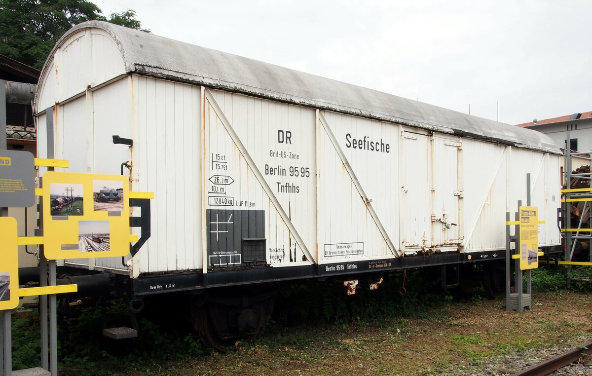 Kühlwagen Tmfhhs der ex Britischen US-Zone DR Berlin Nr.9595 mit Aufschrift Seefische im DB Eisenbahnmuseum Nürnberg am 17.08.2019.