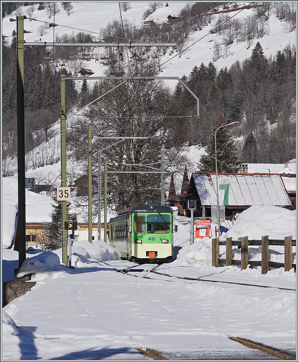Kurve und Blickwinkel zeigen einen ungewohnten ASD Regionalzug bei der Ankunft in Les Diablerets. 

8. Februar 2021 

 
