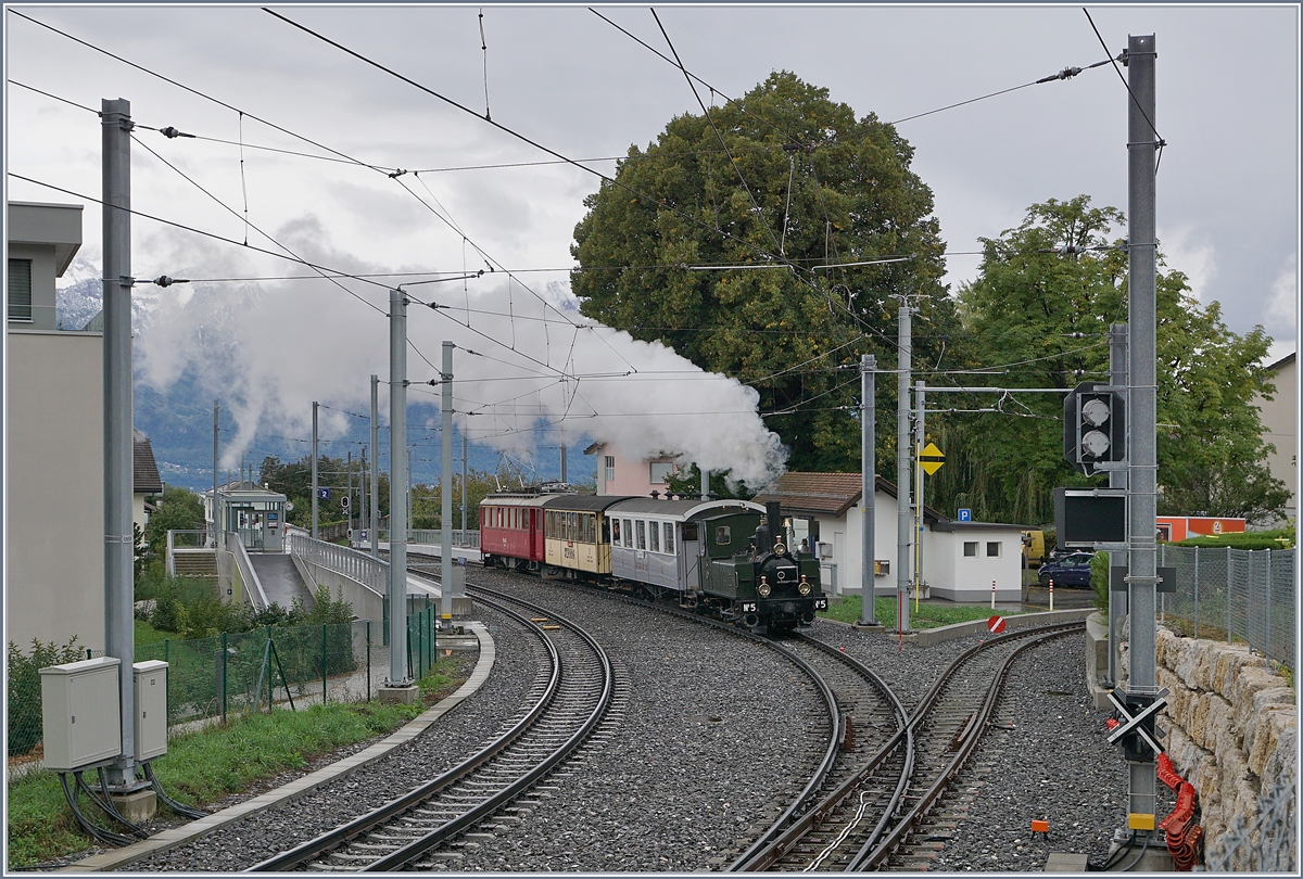 Kurz darauf erschien dann auch schon der Blonay-Chamby  Riviera Belle Epoque  Zug mit der G 3/3 N° 5 und dem schiebenden RhB ABe 4/4 35, der ohne Halt in St-Légier Gare durch fuhr. 

27. September 2020