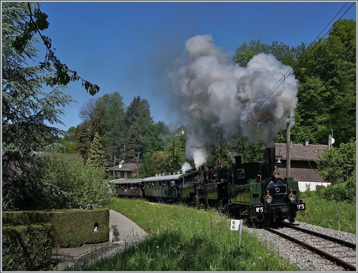 Kurz darauf, infolge sehr starkem Fahrgastaufkommens etwas verspätet, kam dann DER Dampfzug des Tages, der mit drei Dampfloks geführte  Riviera Belle Epoque  von Vevey nach Chaulin.
Es führte die LEB G3/3 N° 5 (in Blonay beigestellt), anschliessend folgte die BAM G 3/3 n° 6 und zu guter letzt die BFD HG 3/4 N° 3; die drei Lok hatten immerhin sechs sehr gut besetzte Wagen zu ziehen. 
16. Mai 2016