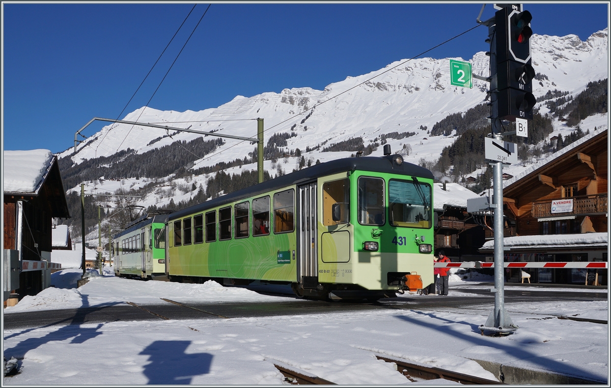 Kurz darauf zeigt sich der ASD Bt 431 mit dem schiebenden BDe 4/4 404 im gewohnten Bild. Der ASD Regionalzug 428 erreicht sein Ziel Les Diablerets. 

8. Februar 2021