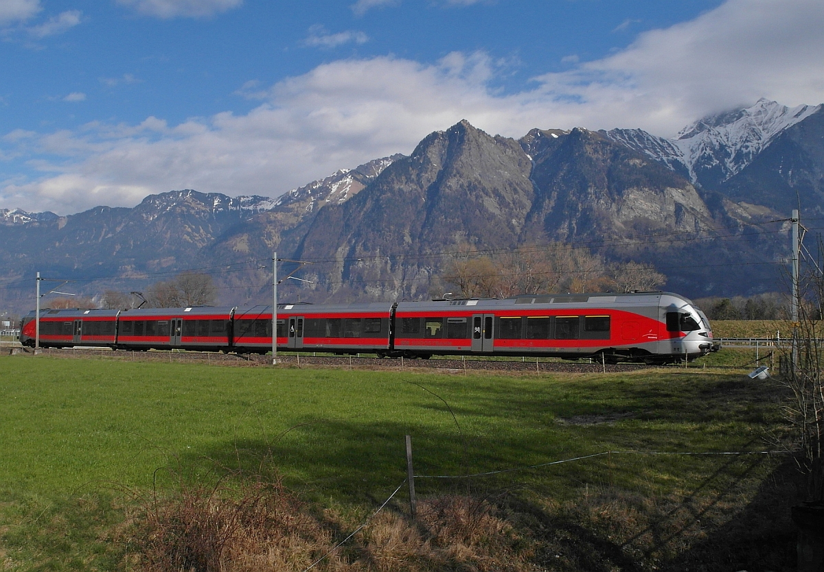 Kurz nach der Durchfahrt in Trübbach ist ein Stadler-FLIRT der Südostbahn am 16.03.2014 als S4 23451 von Uznach über St. Gallen fahrend unterwegs nach Sargans.