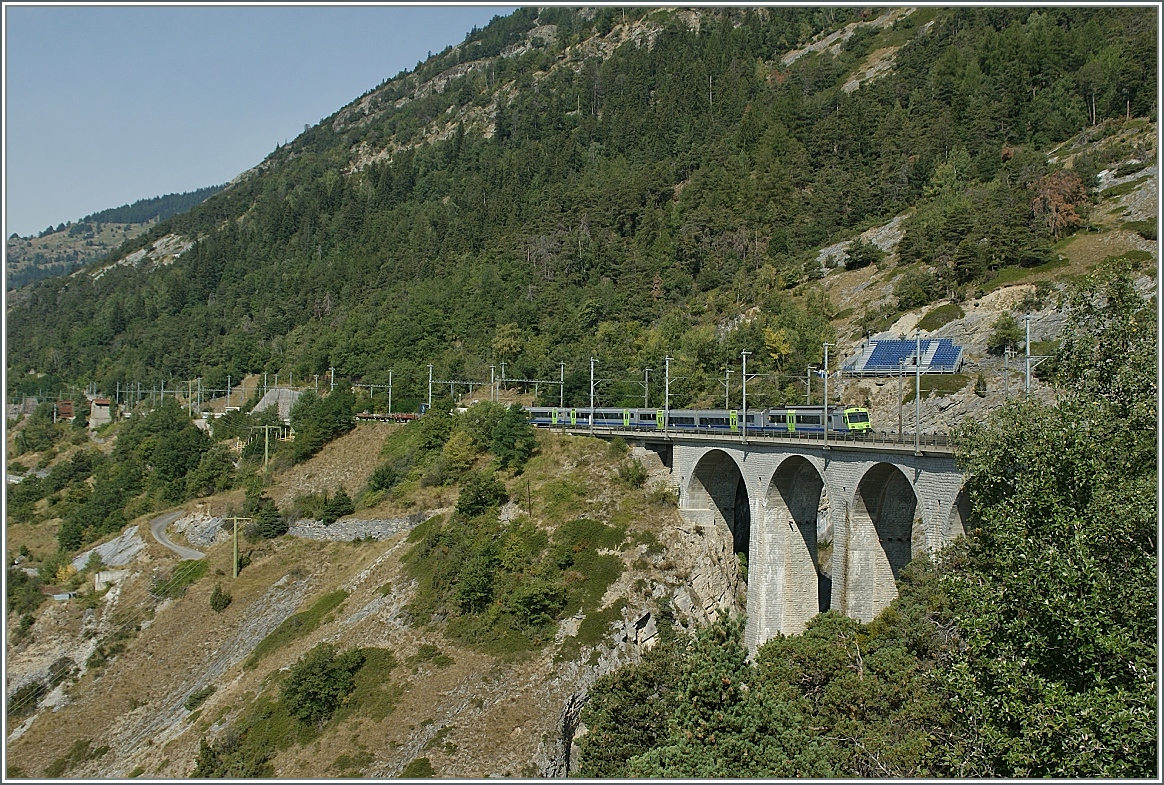 Kurz nach Hohtenn ist dieser BLS Pendelzug unterwegs. 

7. Sept. 2013