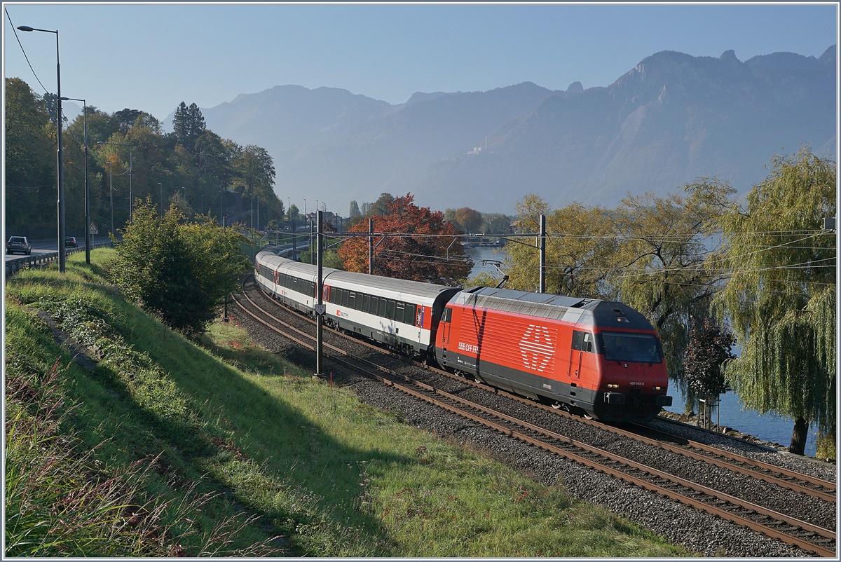 Kurz nach Villeneuve zieht die SBB Re 460 049-0 ihren IR Richtung Genève Aéroport.
18. Okt. 2018