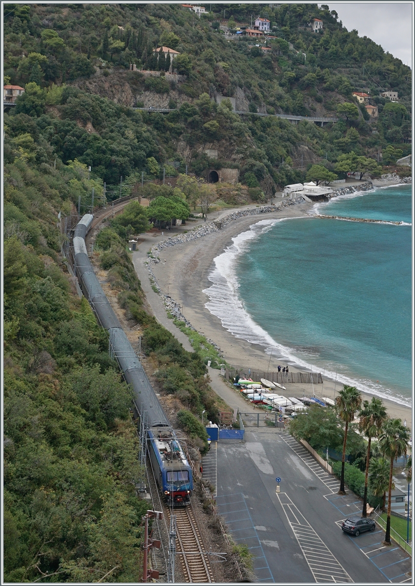 Kurz vor Alassio auf einem der wenigen noch ursprünglichen Streckenabschnitten der Strecke Genova - Ventimiglia ist eine FS E 464 mit einem Regionalzug in Richtung Ventimiglia unterwegs. 

24. Sept. 2022