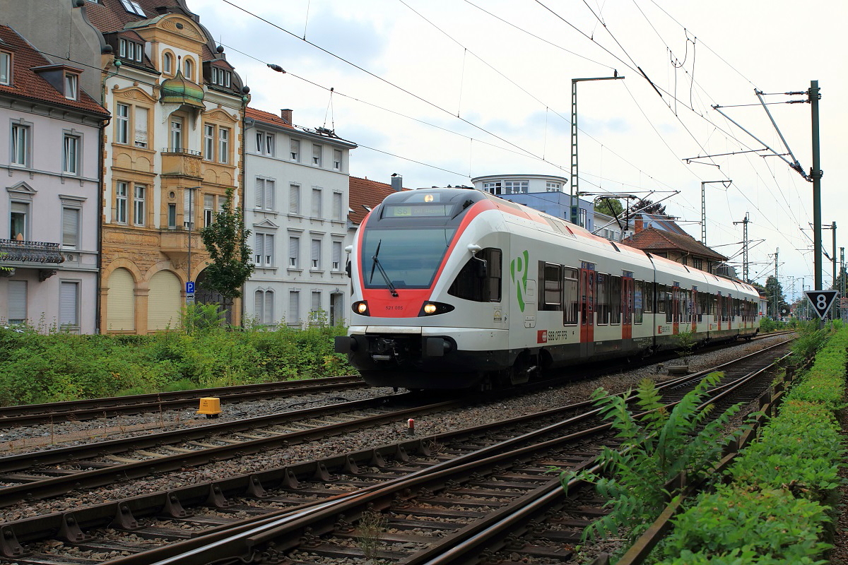 Kurz vor dem Lörracher Hauptbahnhof ist der RABe 521 005 am 09.08.2015 nach Zell im Wiesental unterwegs